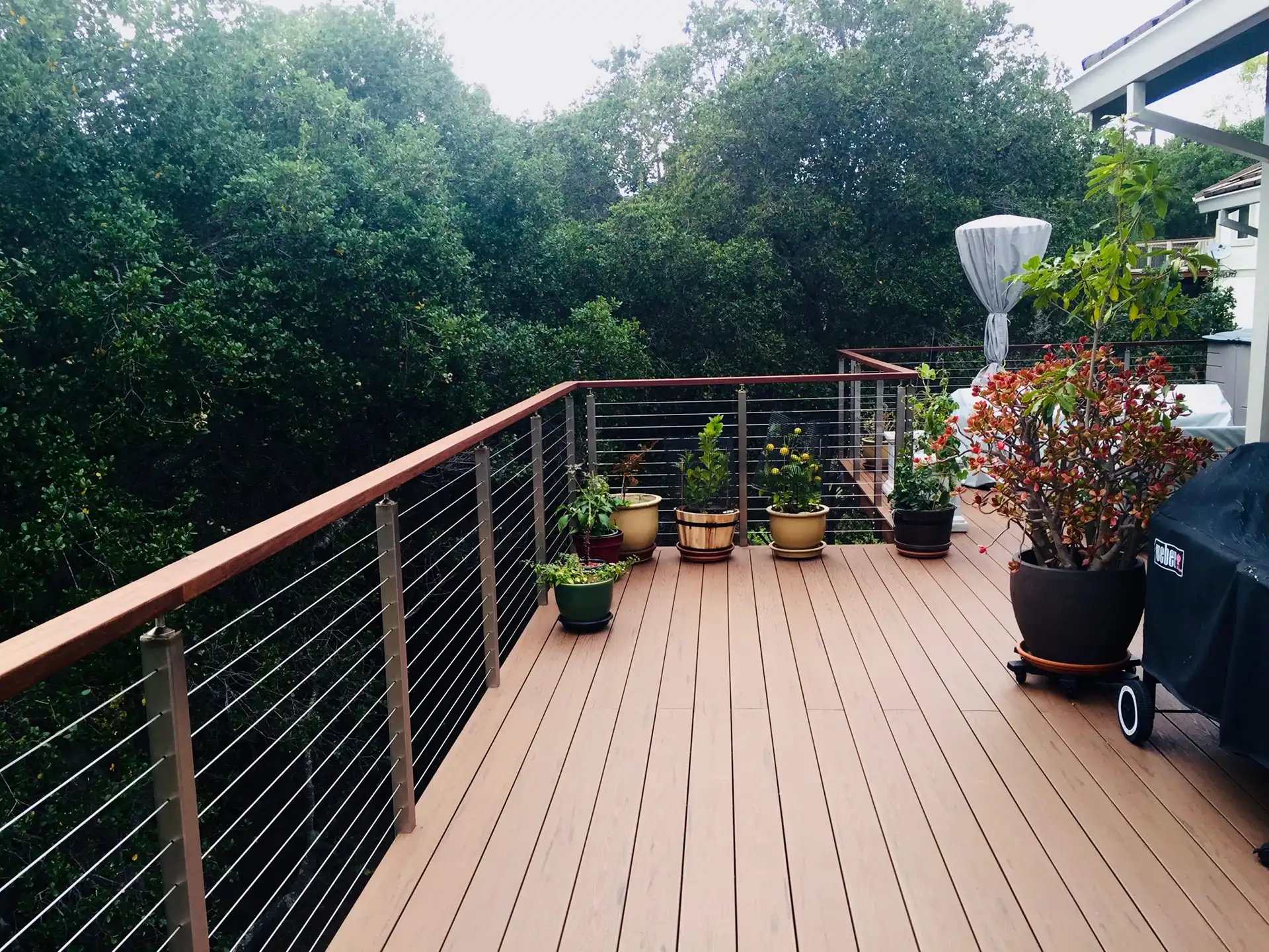 Custom elevated deck with railings built by the best custom decks builder in the San Francisco Bay Area