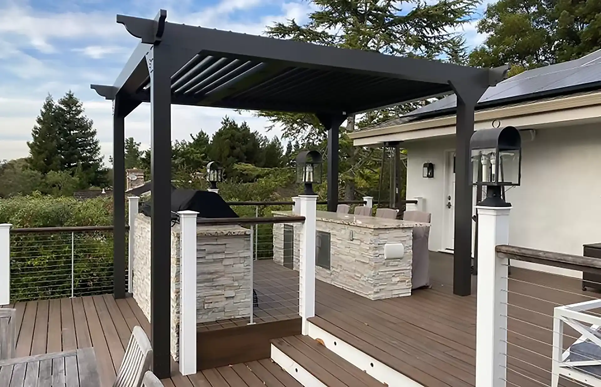 photo of an aluminum pergola covering an outdoor kitchen and outdoor bar